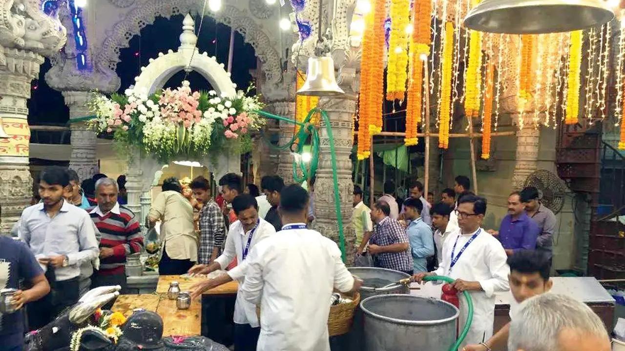 The management of Babulnath Mandir has approached IIT Bombay to study its Shivling after cracks were discovered in it. According to the office in-charge of the temple, they have stopped using milk (doodh abhishek) because it is causing cracks and damage to the Shivling
