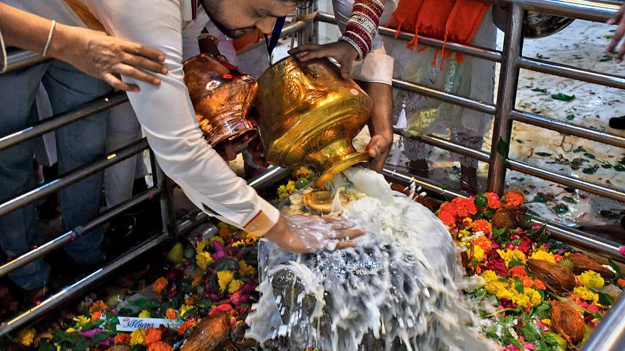 Abhishek is the ancient Hindu practice of pouring water, milk or other substances over the sacred image of a deity to honour it and attain blessings. Babulnath temple is known for its doodh abhishek where devotees pour milk and other offerings such as sugarcane juice, chandan (sandalwood), water and flowers over the Shivling
Read More Mumbai: Babulnath shivling cracking, trustees want IIT Bombay’s help