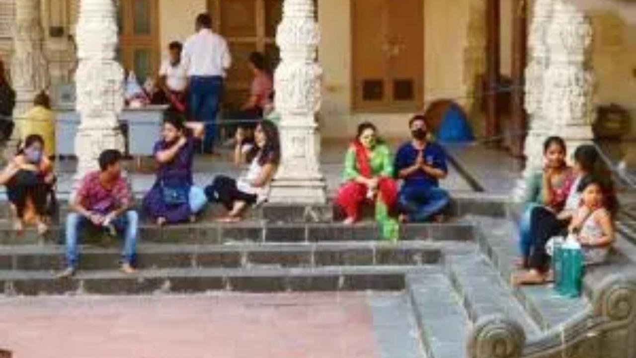For a long-time, devotees have been complaining about not getting the privileges that they did in pre-Covid times when they could offer doodh abhishek. One of the officials told mid-day, that due to the damage and small cracks on the Shivling, they are only letting devotees offer jal (water) abhishek from 6 am to 12 pm