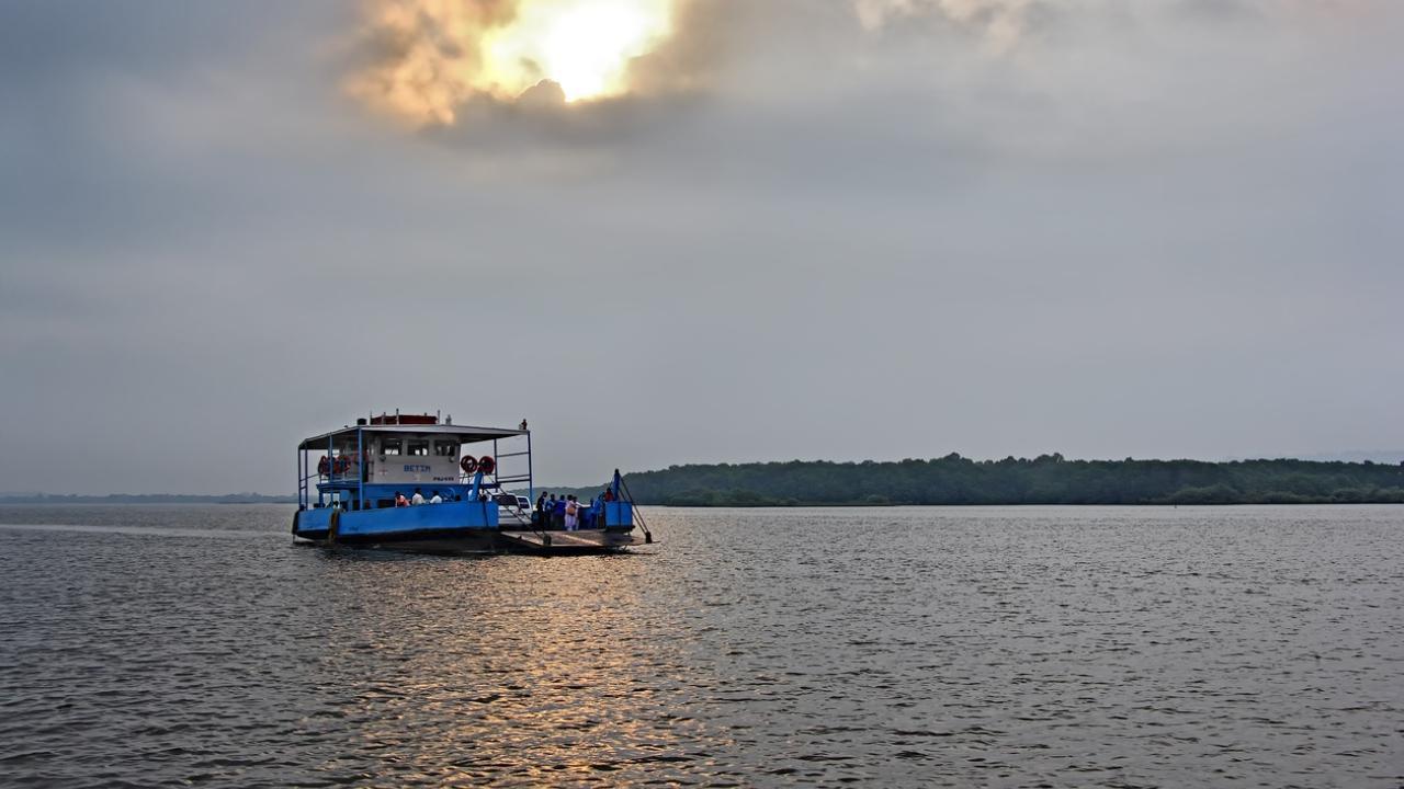 Maharashtra: Ferry service between Navi Mumbai and Gateway of India flagged off Maharashtra: Ferry service between Navi Mumbai and Gateway of India flagged off
