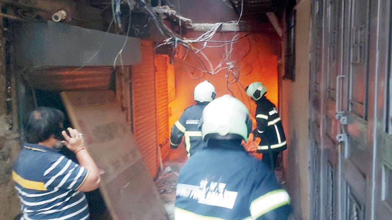 Mumbai: Fire breaks out in Dharavi godown, woman dies