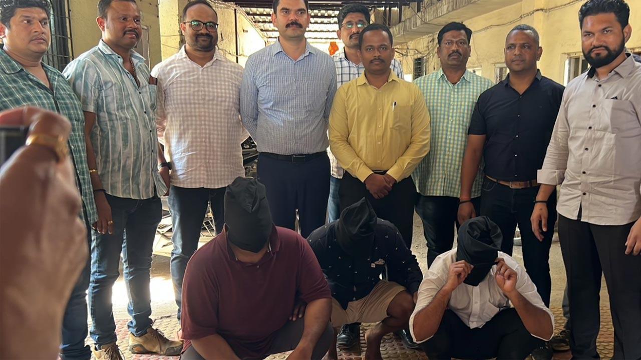 Mumbai: Four, including two lawyers, cheat over 150 of Rs 3.75 cr Mumbai: Four, including two lawyers, cheat over 150 of Rs 3.75 cr