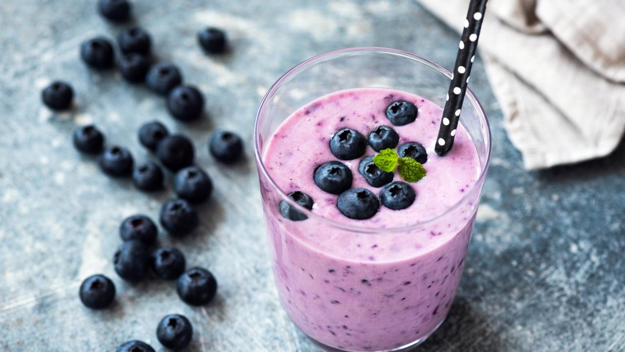 If you have a lunch coming up, take a protein smoothie for breakfast and throw in a low-calorie fruit like apple or berries. You can add chia seeds too which have anti-inflammatory properties