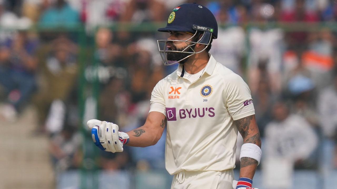 Aussie cricket legend Mitchell Johnson is known to be smart at his perfect usage of sledging as a weapon to get back at the opposition. Fresh from a record-breaking triumph at home in the 2014 Ashes series, he faced a coming-of-age Virat Kohli, who refused to be intimidated by the former’s searing piece of pace bowling. 
There was no stopping the right-hander, as he ran riot in the first three Tests bringing up three blistering tons. However, in the MCG Test, Johnson, keen to avenge his own calamitous bowling, threw the ball recklessly at the stumps and it hit Kohli who quickly crouched to save himself. It seemed Johnson had triggered Kohli’s anger, as he hammered the speedster with the bat like there was no tomorrow. Later, Kohli also blew a flying kiss at a seemingly infuriated Johnson.