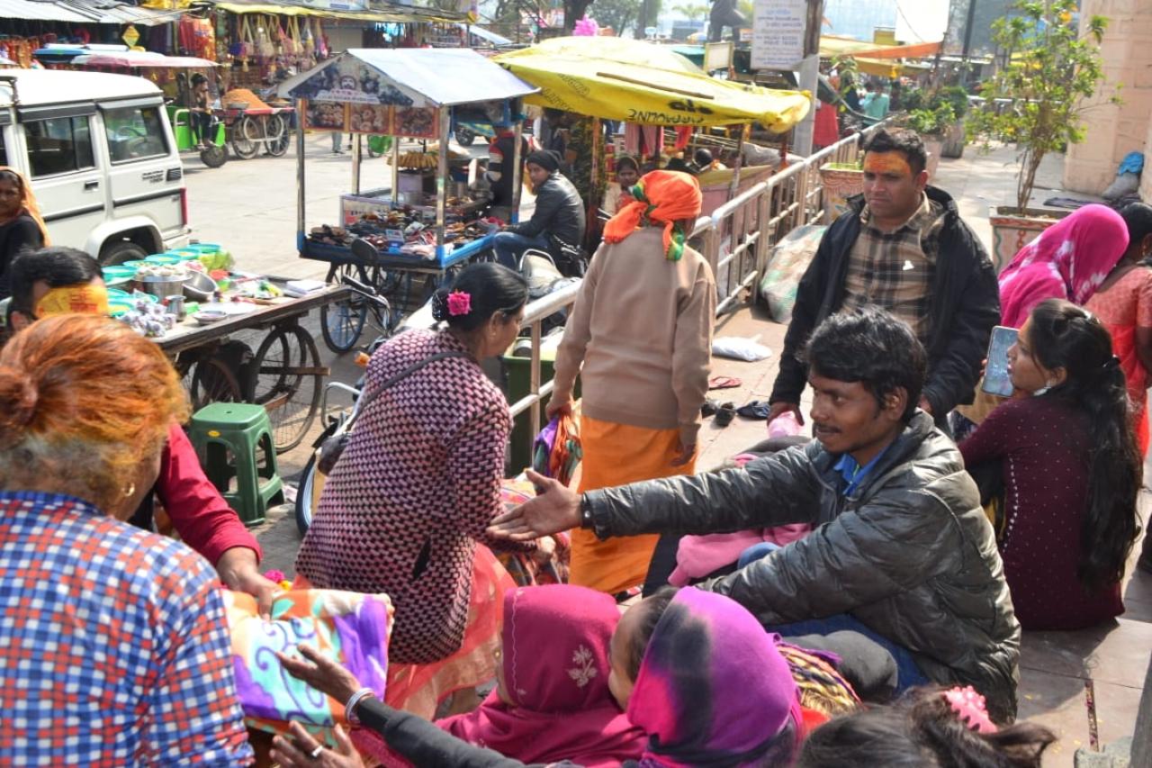 A fan named Nitin organised a Yagn pooja, a big blood donation drive and bhandara for above 10k people. This is not the first year that the fan is doing so. He has been organising many such drives and community activities for quite a few years now. Another fan named Ravi Parmar from Ujjain, Indore has been organising various community activities and making donations for Jackie Shroff's birthday for the last few years. He organises a bhandara and puja hawan and also distributes blankets and books to underprivileged children