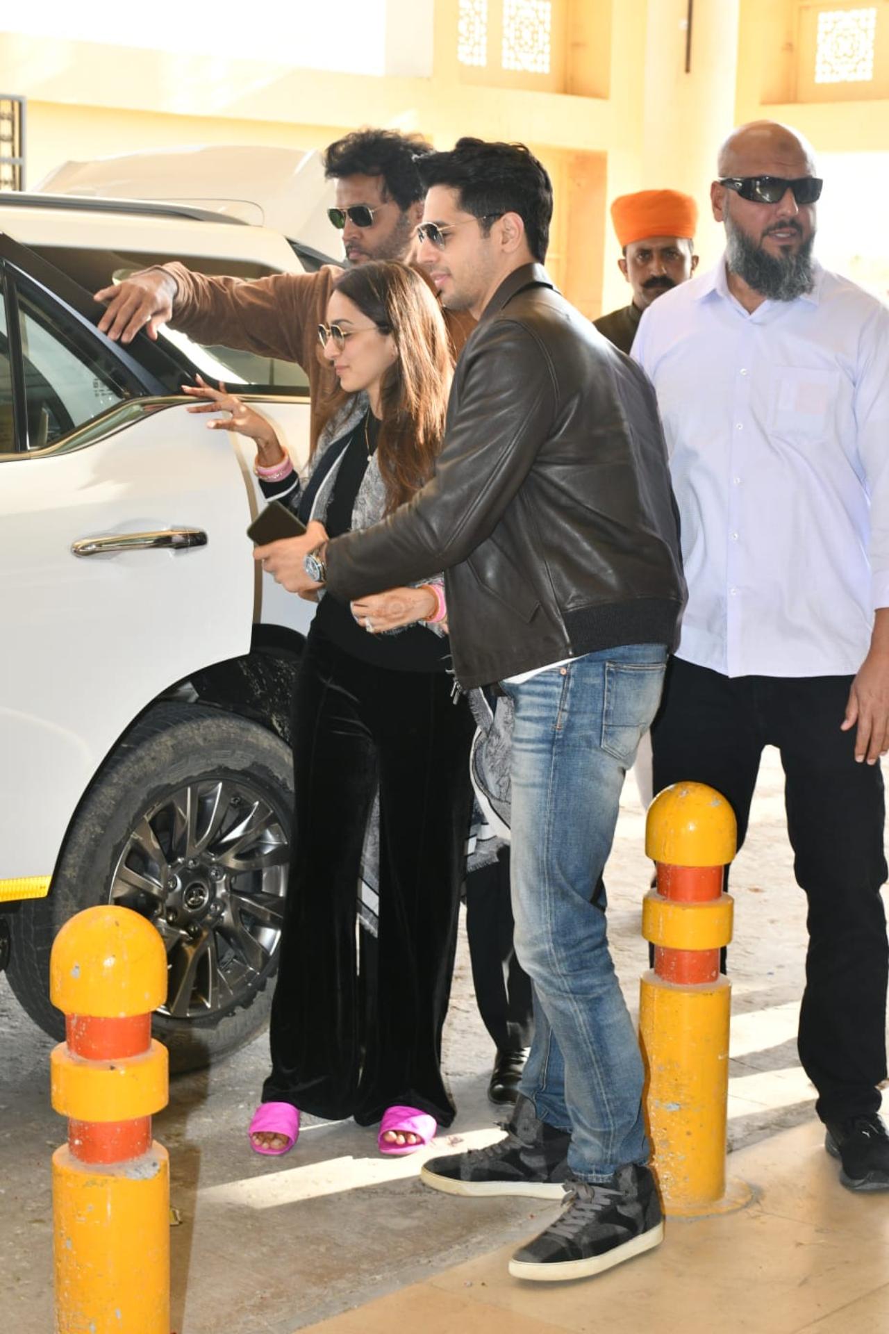 On Wednesday evening, the couple who have been the talk of the town for the past couple of weeks, were papped at the Jaisalmer airport. For the first time as husband and wife, Kiara and Sidharth were spotted together at the airport