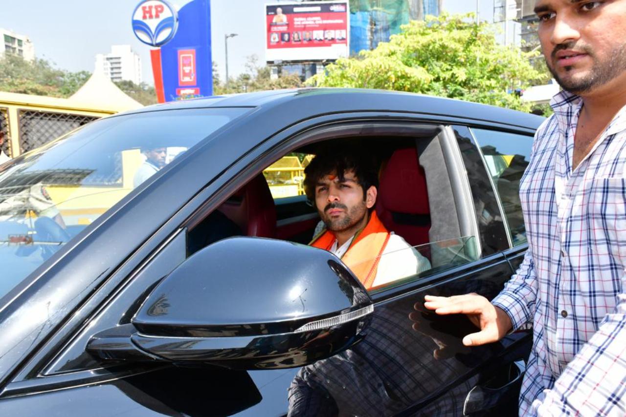 On Friday morning, actor Kartik Aaryan was spotted at Siddhivinaya temple in Mumbai