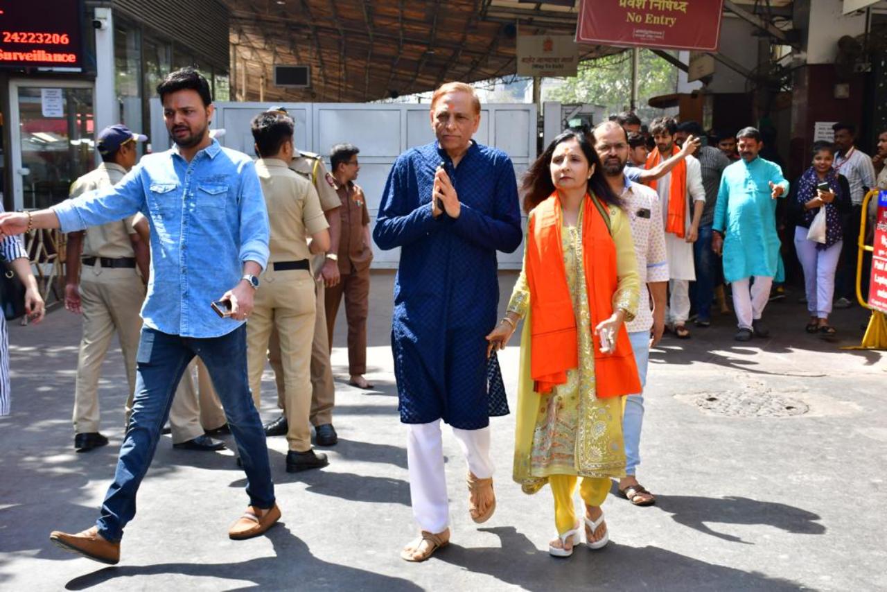 The actor was accompanied by his parents. Kartik was at the temple to seek blessings on the day of the release of his film 'Shehzada'