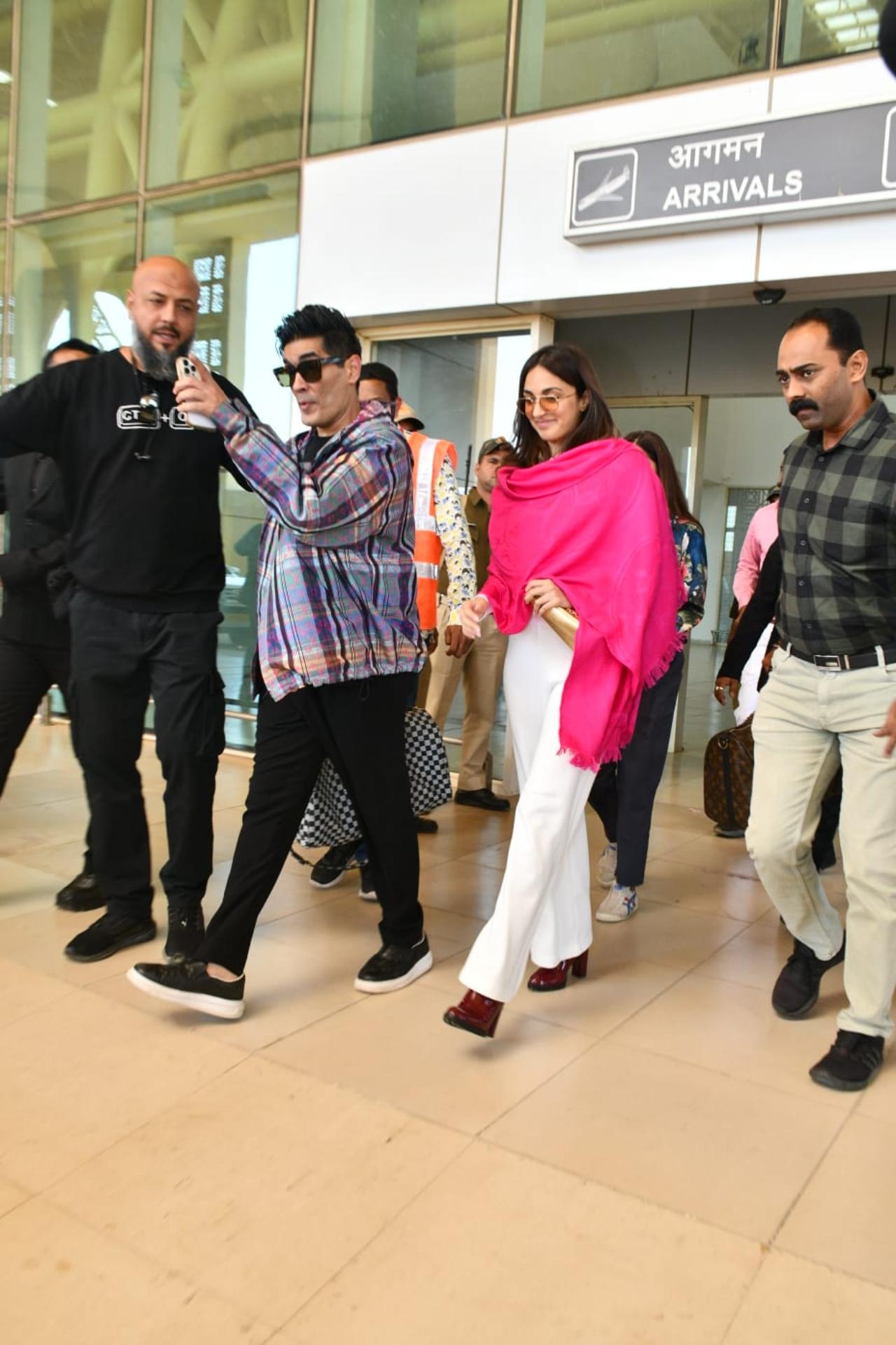 Kiara Advani was spotted at the Mumbai airport on Saturday morning dressed in a white outfit and a pink shawl. By afternoon, the bride-to-be was snapped arriving at Jaisalmer airport