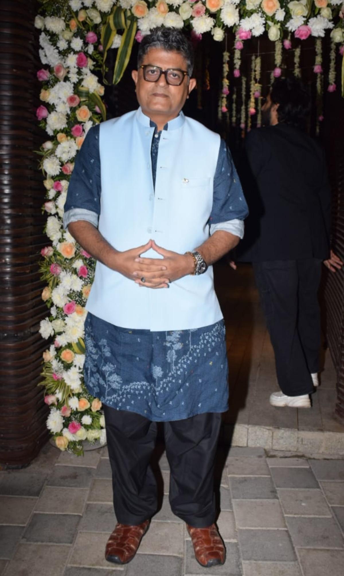 Veteran actor Gajraj Rao too joined Maanvi and Varun's post-wedding party wearing a printed dark blue kurta with a pastel blue bandhgala jacket. 