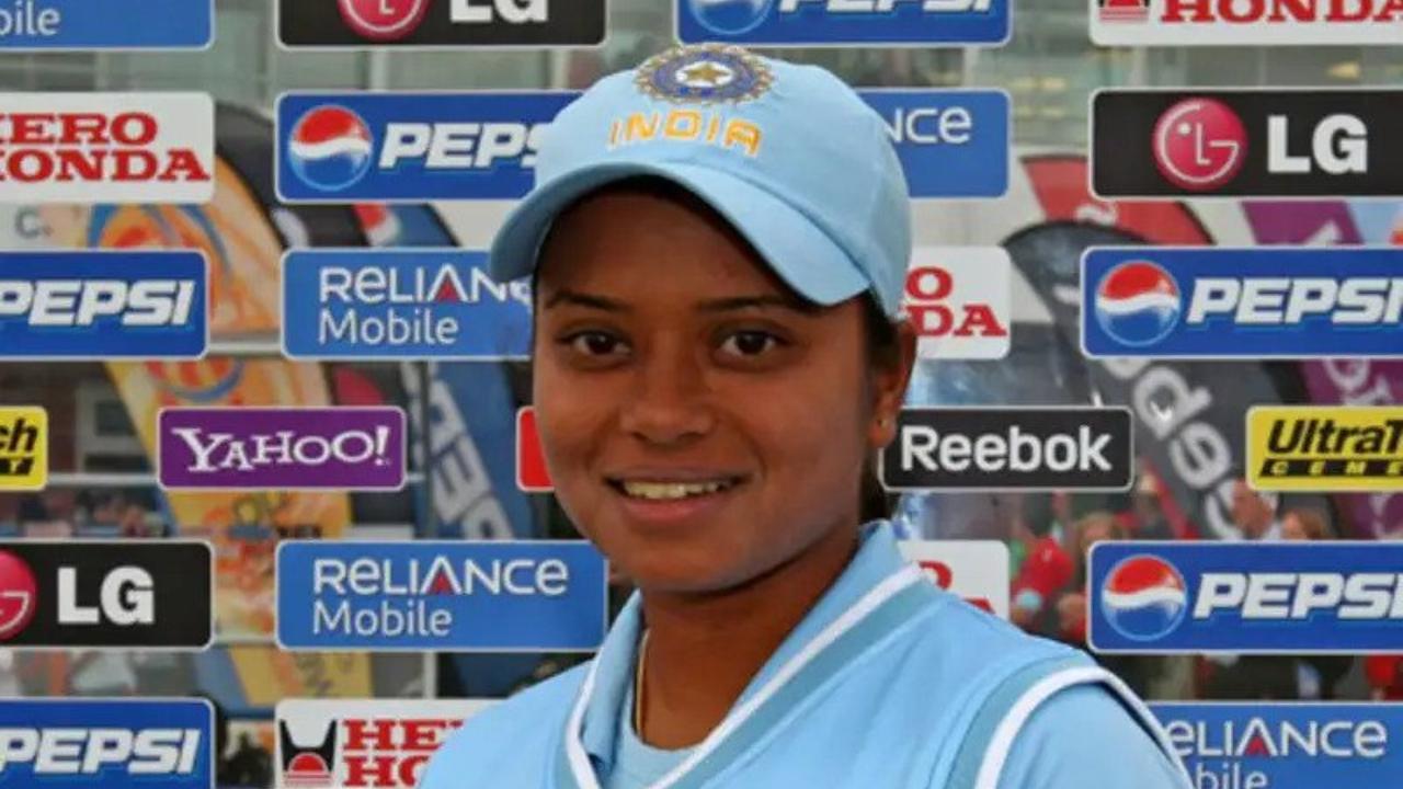 India star spinner Priyanka Roy changed the outcome of the match in India’s first-ever T20 match against arch-rivals Pakistan with supreme bowling effort, which saw her walk away with figures of 5/16 and three brilliant catches in the 2009 World Cup. Her remarkable leg-spin was enough to torment the Pakistan batters who were dismissed for a paltry 75. 