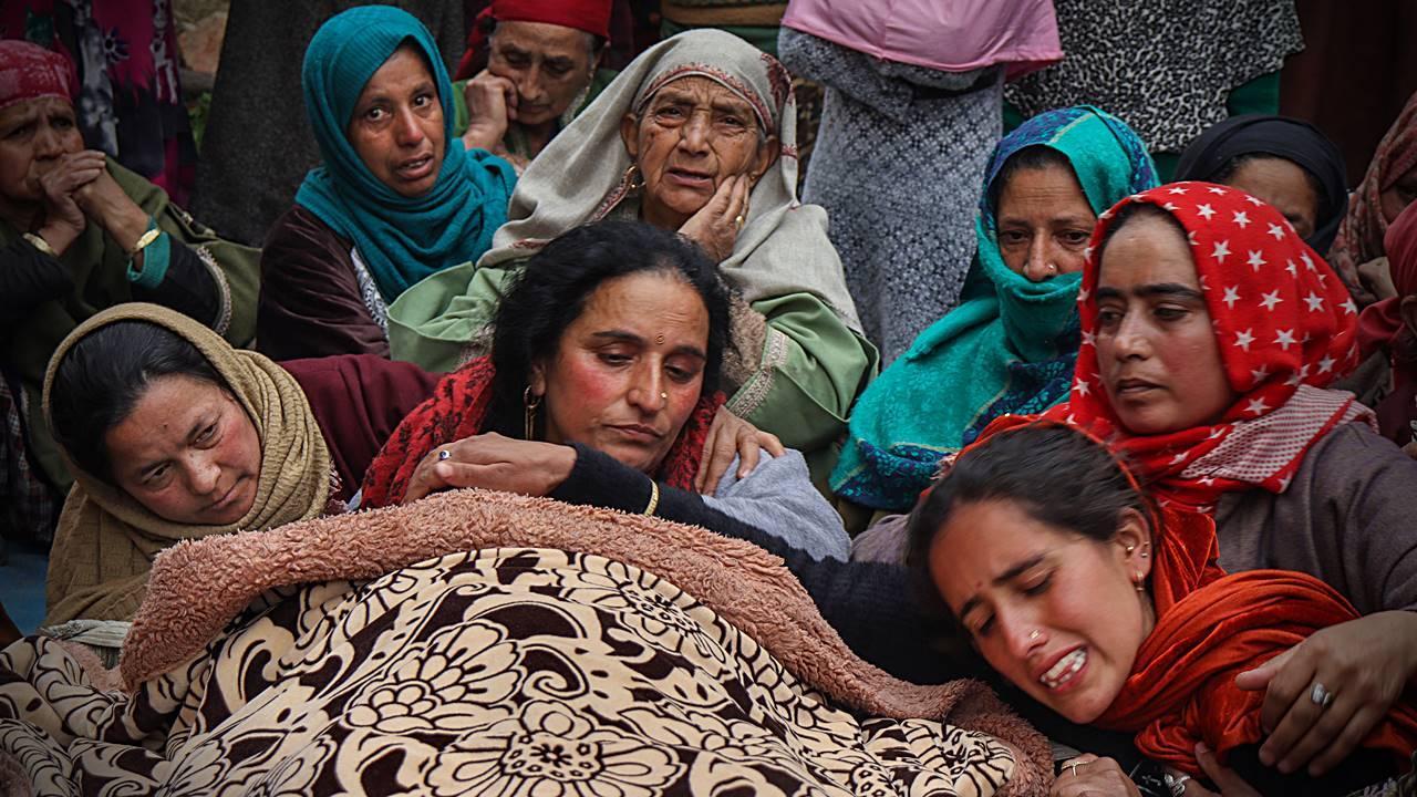 Kashmiri Pandit ATM guard shot dead by terrorists in Pulwama, politicians condemn the killing