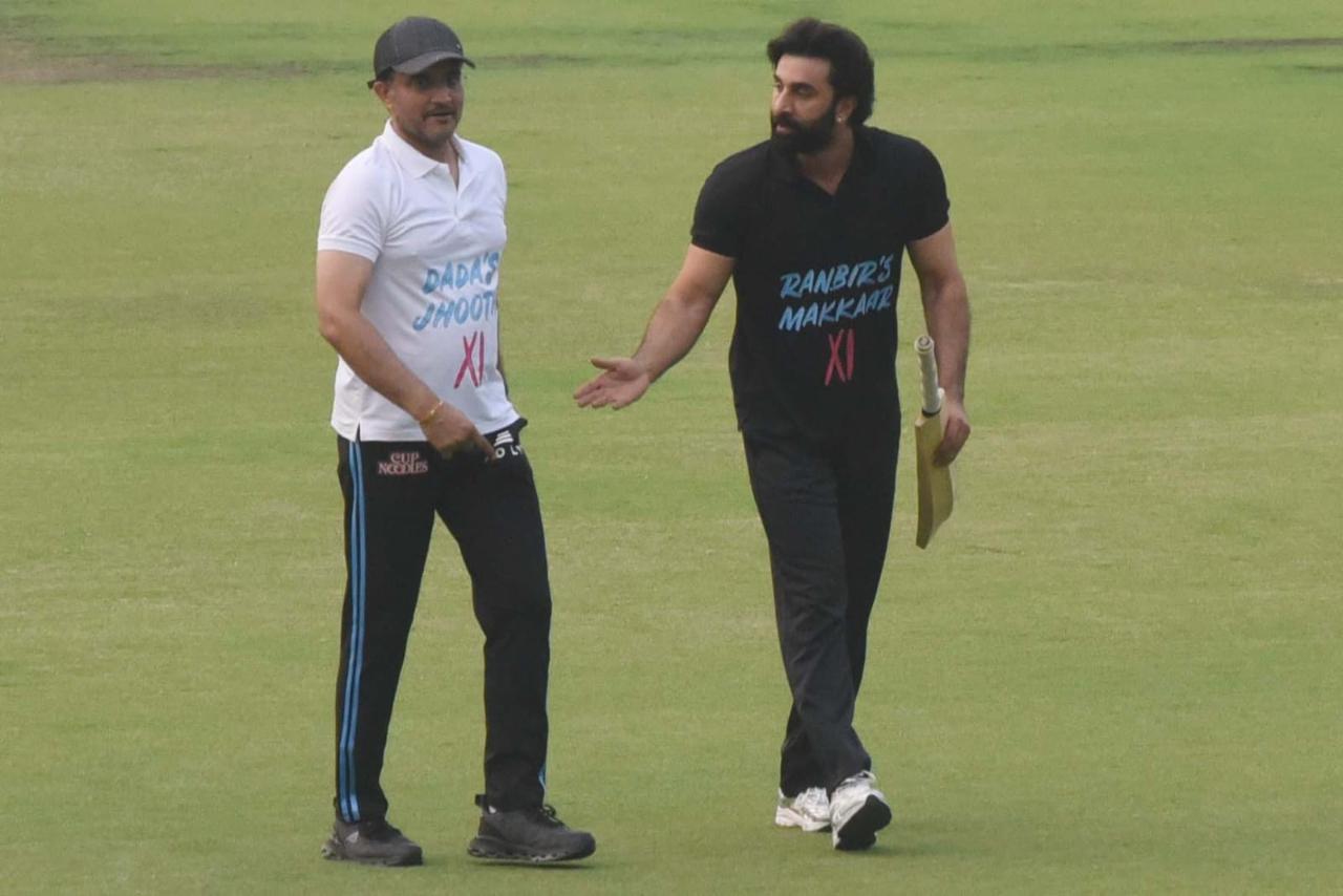 The two celebrities lead two teams for the friendly match. Ranbir's Makkaar XI was seen in black while Dada's Jhoothi XI was seen dressed in white for the match. Post match, Ranbir and Sourav also interacted and posed for the paparazzi