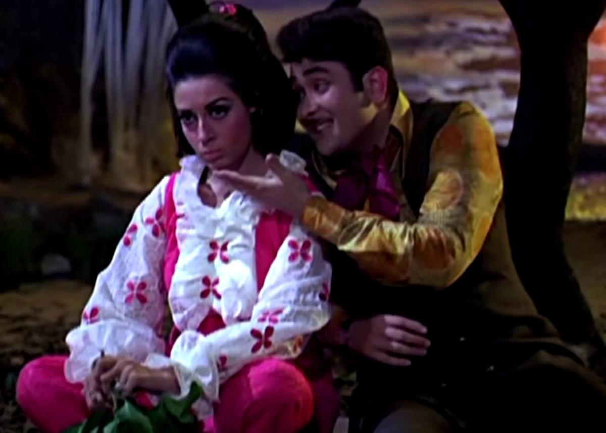 Aap Yahan Aaye Kis Liye: Another gem from the movie 'Kal Aaj Aur Kal'. This song encapsulates the eternal banter between two lovers. Randhir and Babita looked like the perfect couple in the song.