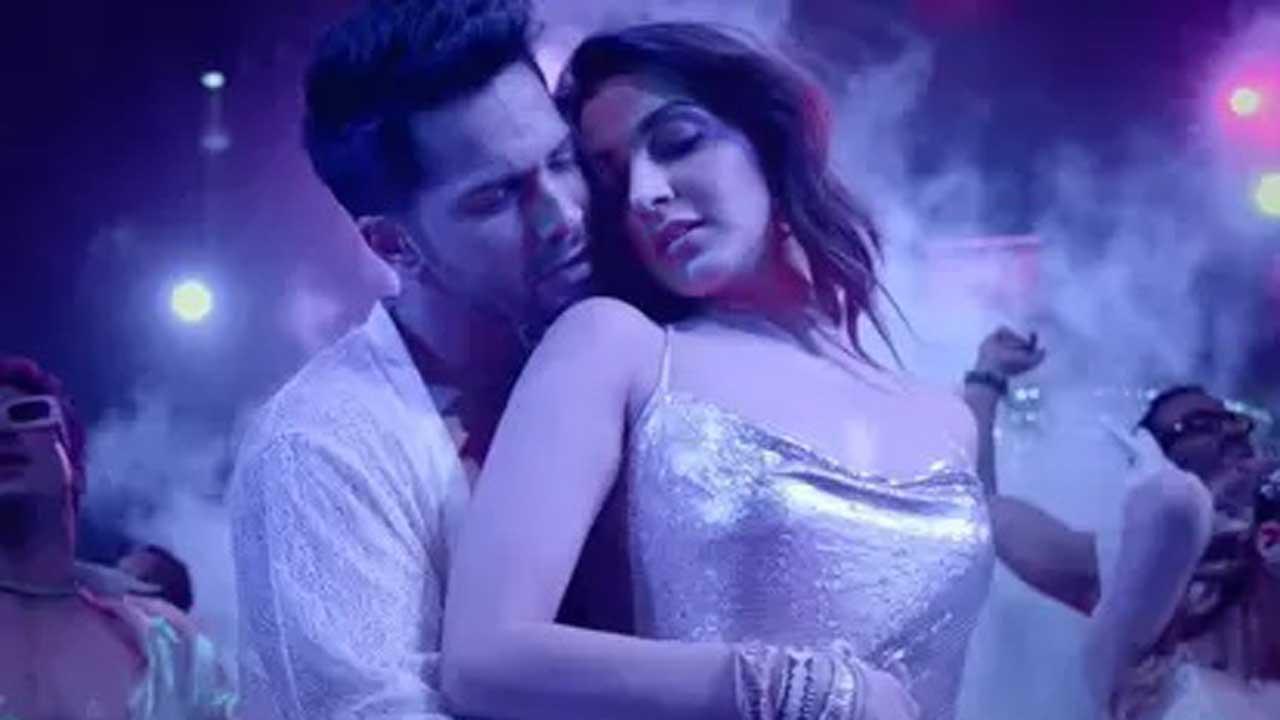 'Rangisari' from 'Jugjugg Jeeyo' is the number you need to get people on the dance floor. Kiara and Varun Dhawan flaunted some swanky moves in this song sung by Kanishk Seth and Kavita Seth from their hit film.