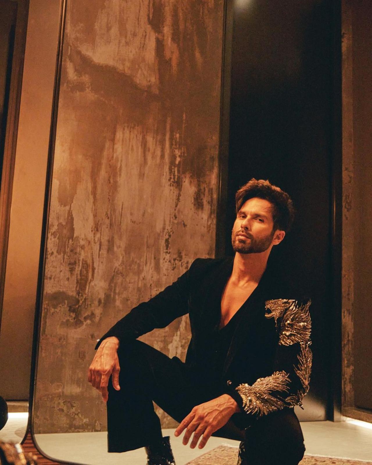 Shahid can be seen wearing the well-known fashion label Gaurav Gupta's 'Panther Wing tuxedo'. The actor decided to opt out of a shirt and flaunt his toned chest. The right sleeve of the overcoat is filled with an intricately embroidered silver panther. The ensemble was styled by celebrity stylist Anisha Jain.