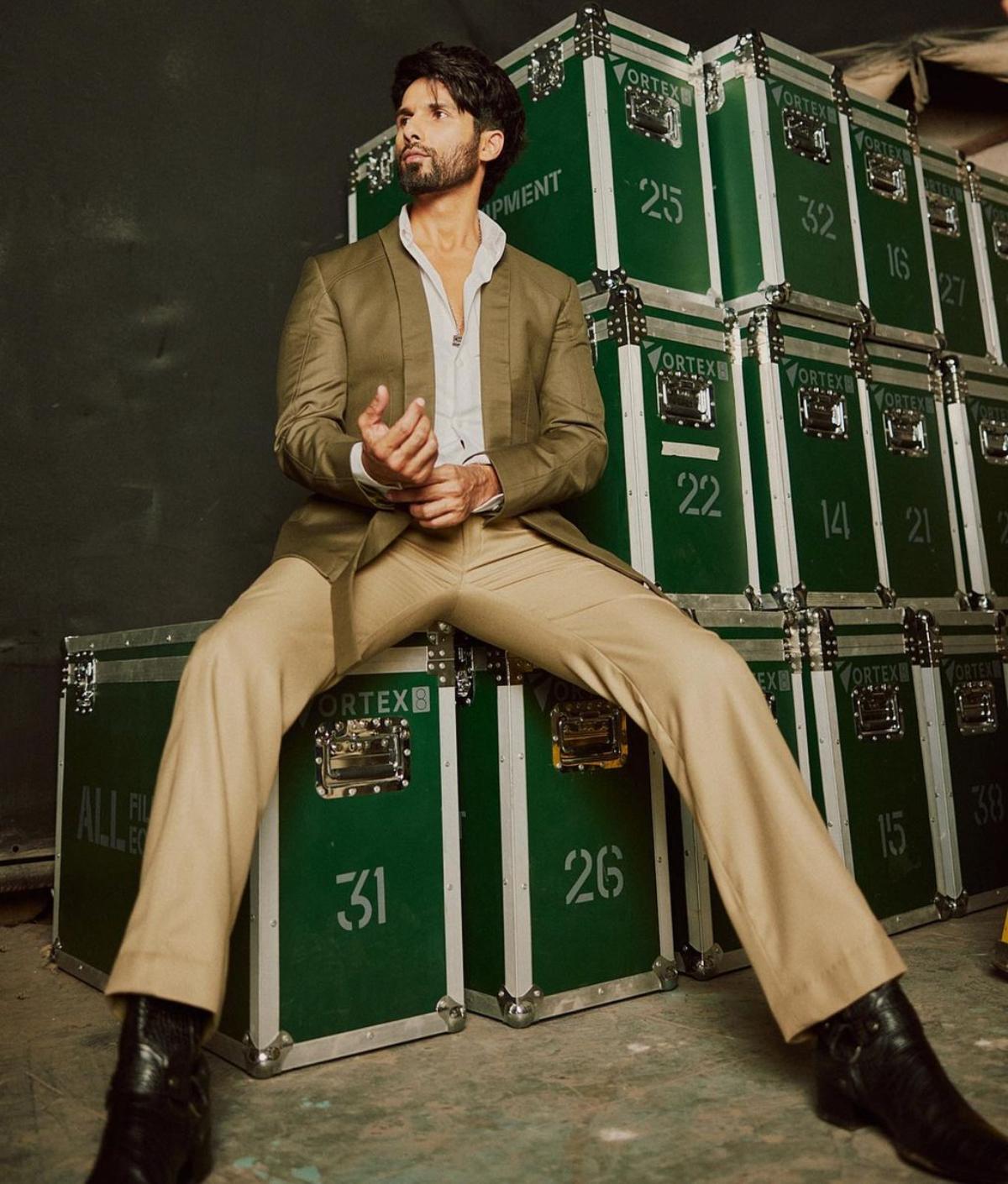 Stealing thunders in khakee-coloured jack and a beige straight-fit pants, here is Shahid Kapoor ready to steal your hearts and sweep you off your feet with his strong and suave look.