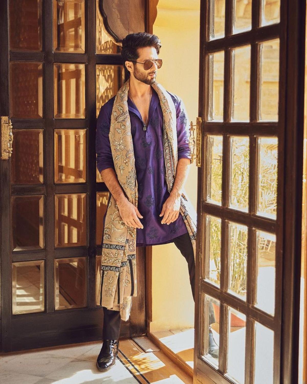 Shahid Kapoor steals the show every time he pulls off an ethnic ensemble. The OG Punjabi munda of Bollywood, Shahid looks eternal as he channels his inner desi boy with a chic navy blue chikankari kurta. Shahid who looks stunning in darker shades, exudes bossy vibes as he pulls off dark brown trousers with his blue kurta. The 'Kaminey' star stands out as he sports a beige floral printed shawl over his blue and brown ethnic attire. 