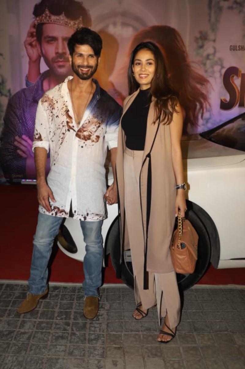 Power couple Shahid and Mira walked hand-in-hand as they arrived at the venue. Shahid was spotted in a white kurta shirt and blue denims while Mira was dressed in a beige co-ord set.