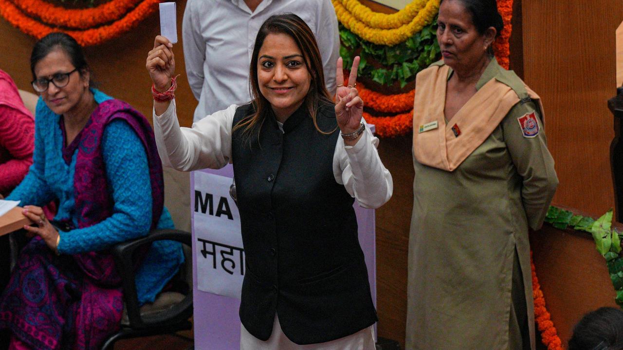 Profile: Known for her academic laurels DU AP Shelly Oberoi is new Delhi mayor