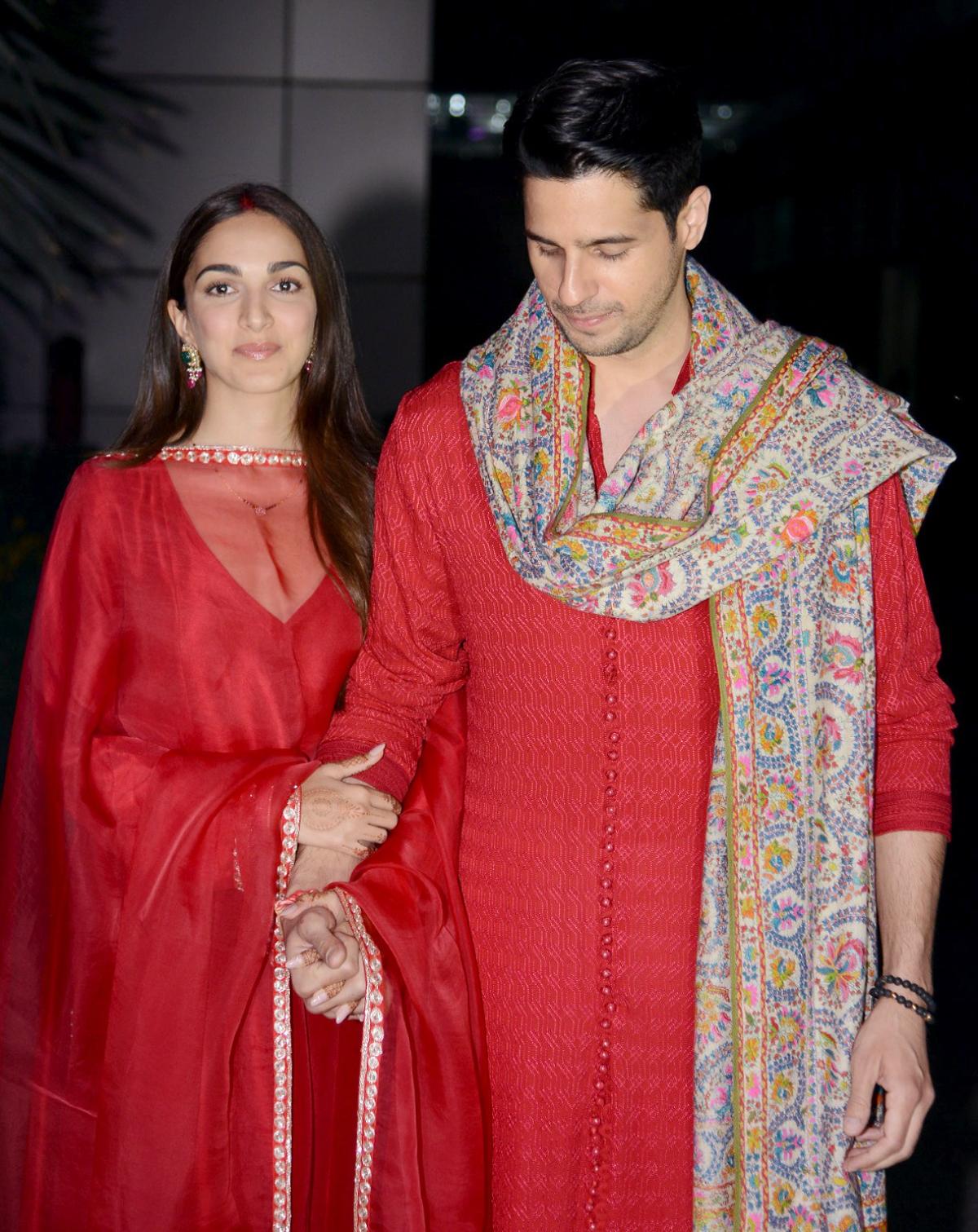 The couple who melt hearts with their on-screen and off-screen chemistry, Sidharth and Kiara made everybody go awww when they held hands while posing for cameras. 