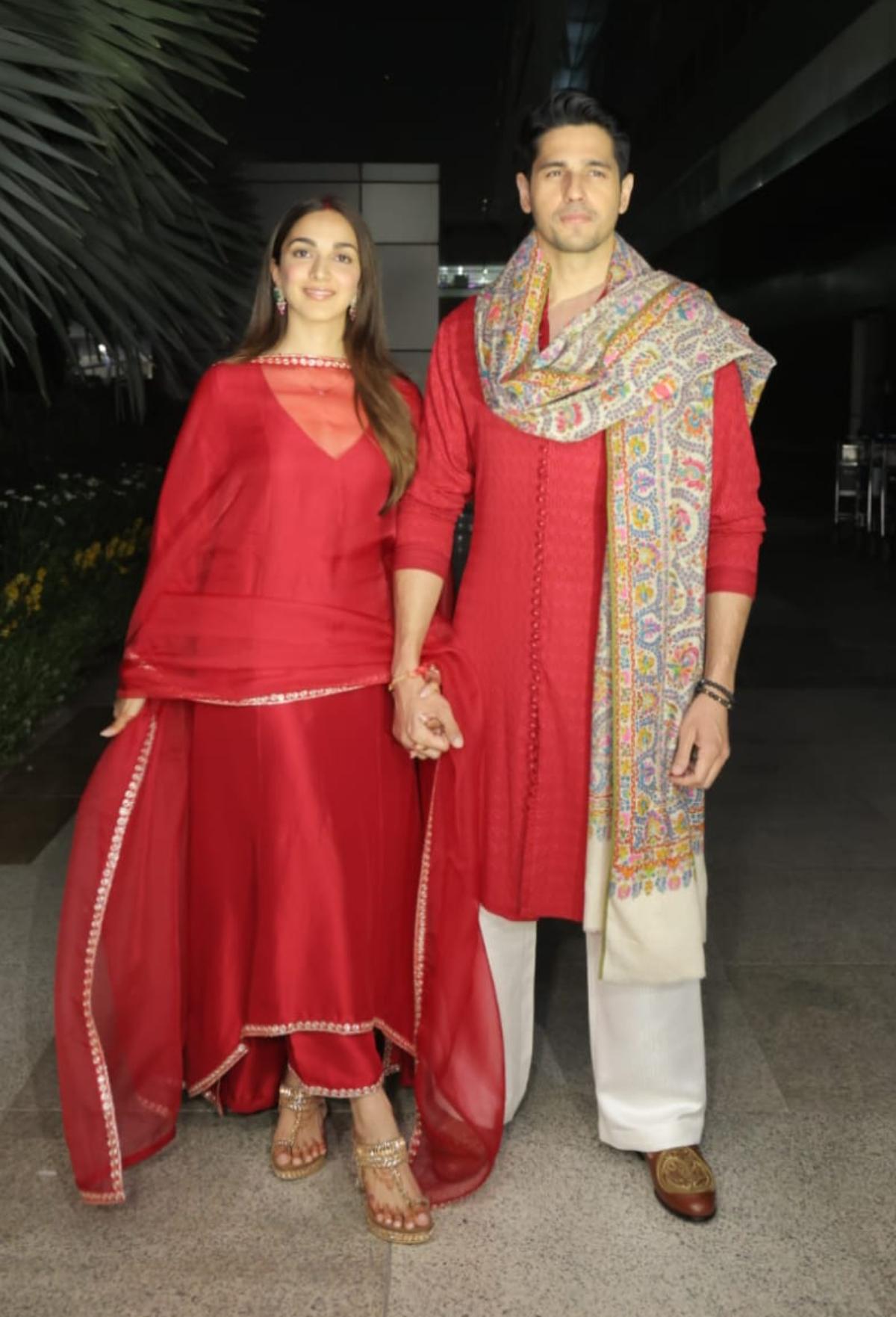 Giving major couple goals, Sidharth and Kiara painted 'Dil walon ki Dilli' red as they twinned in traditional red outfits. While our dulhaniya looked stunning in a red anarkali suit, our OG Punjabi munda looked dapper in a red kurta and white pyjama which he topped up with a multi-coloured shawl. Giving us all the 'nayi bahu' vibes, Kiara looked beautiful as she sported sindoor, mangalsutra and her pink chuddas. 