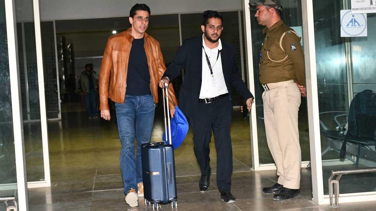 Sidharth's elder brother Harshad Malhotra was also spoted at Jaisalmer airport, dressed in a black tee, leather jacket and denims. Soon after, other family members followed.