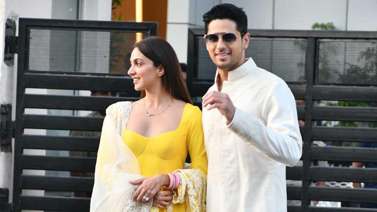 The newlyweds greeted the paparazzi after arriving at Kalina airport. They took time off to pose as they walking hand-in-hand and also distributed sweets to the camera crew.