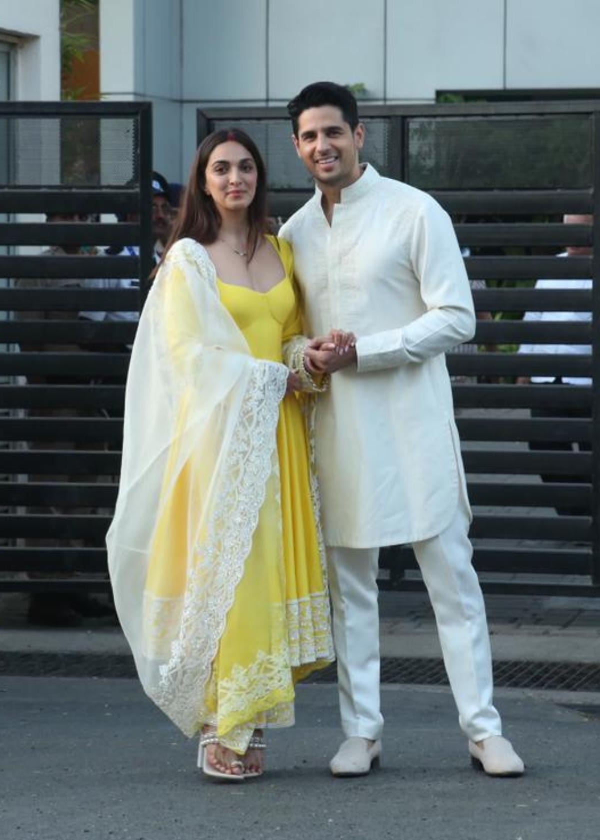

Unlike Delhi, the couple decided to sport brighter and lighter shades for their visit to Mumbai. While Kiara opted for a sunny yellow and white salwar kameez, Sidharth wore a white kurta pyjama. 
 

 

 