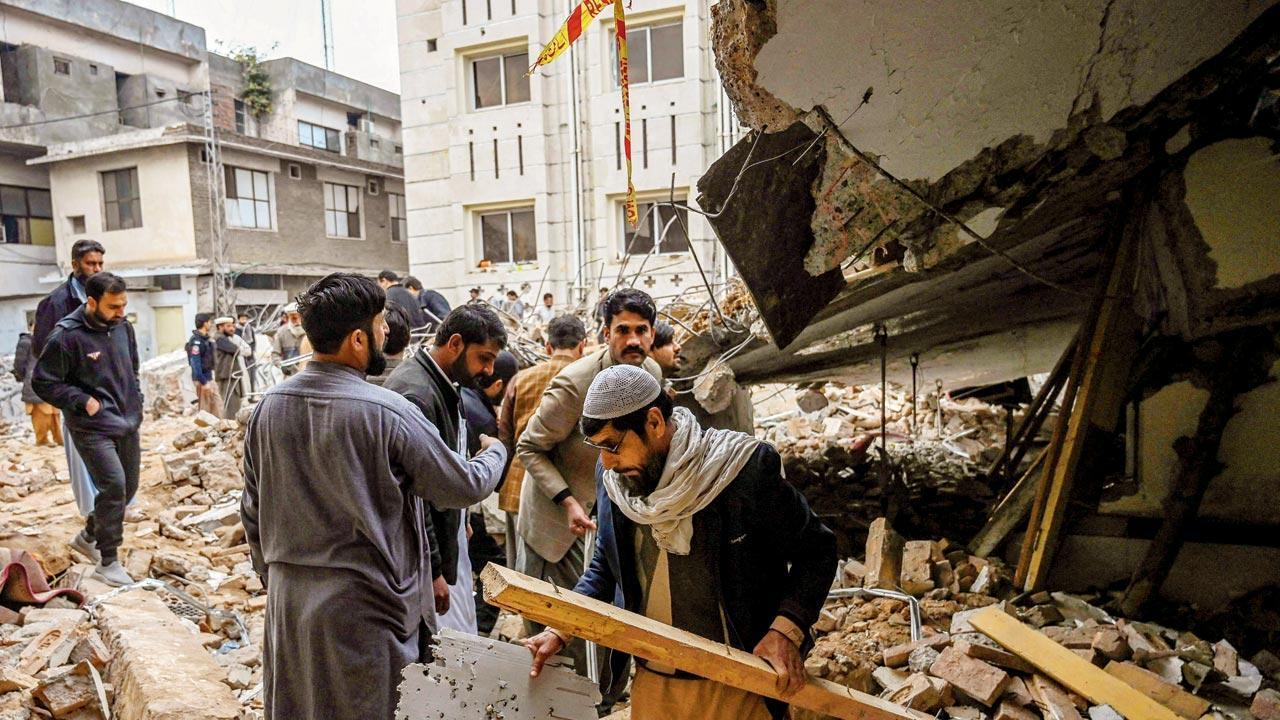 17 suspects held over Pakistan blast