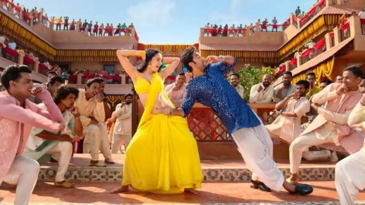 Ever since 'Show Me The Thumka’ song has been released, it has brought all the real desi Bollywood dance vibes with some groovy hook steps. The song has been trending on social media with netizens taking up the #MaaroThumka challenge. Read full story here
