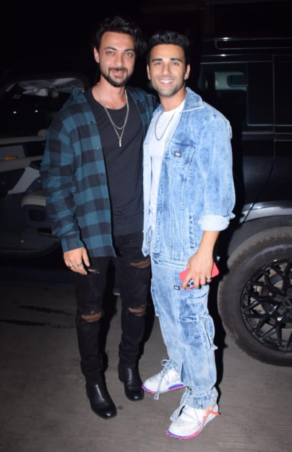 Aayush Sharma who was last seen in 'Antim' arrived at the party with his wife Arpita Khan and posed with Varun Sharma's 'Fukrey' co-star, Pulkit Samrat. 
