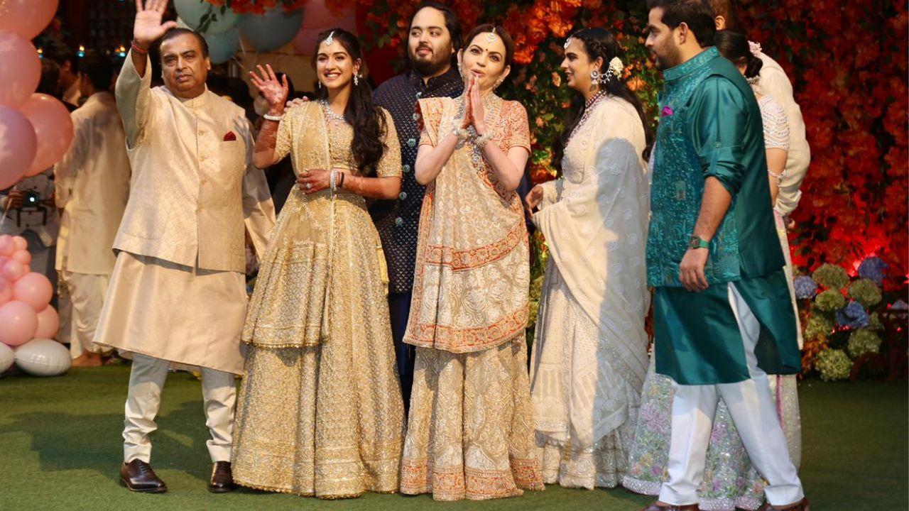It was the engagement ceremony of Anant Ambani, son of Mukesh Ambani and Nita Ambani. Anant got engaged to Radhika Merchant. For the unversed, Radhika is the daughter of Viren Merchant, who is the CEO of ‘Encore Healthcare’.