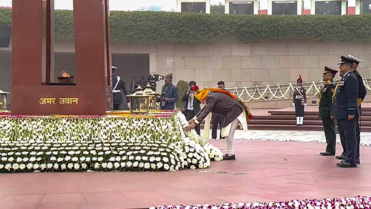 Prime Minister Narendra Modi laid a wreath at the National War Memorial on the occasion of Republic Day. He was welcomed by Defence Minister Rajnath Singh. Extending his greetings to the nation, PM Modi said: We wish to move ahead unitedly to make the dreams of the great freedom fighters of the country come true