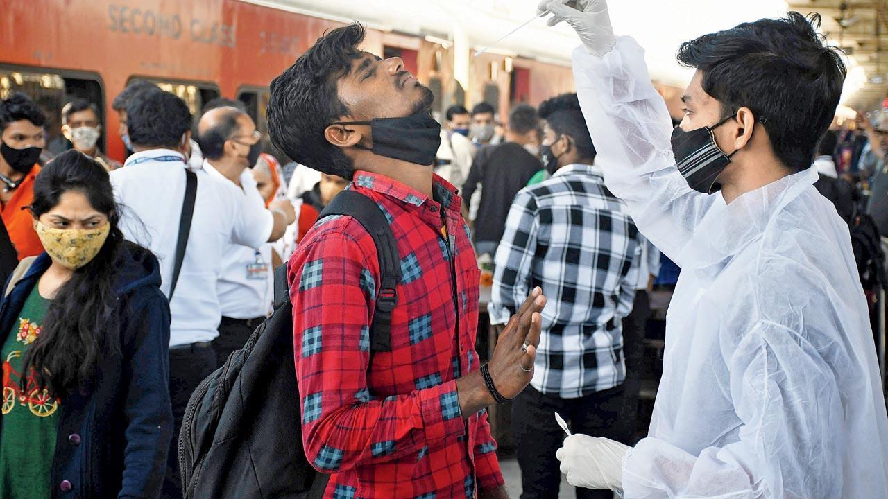Coronavirus News : देश में फिर बढ़ी एक्टिव मरीजों की संख्या, 14 लोगों की गई जान, जानें ताजा अपडेट... Mumbai: '0.25 pc of international passengers tested Covid positive in 3 weeks'