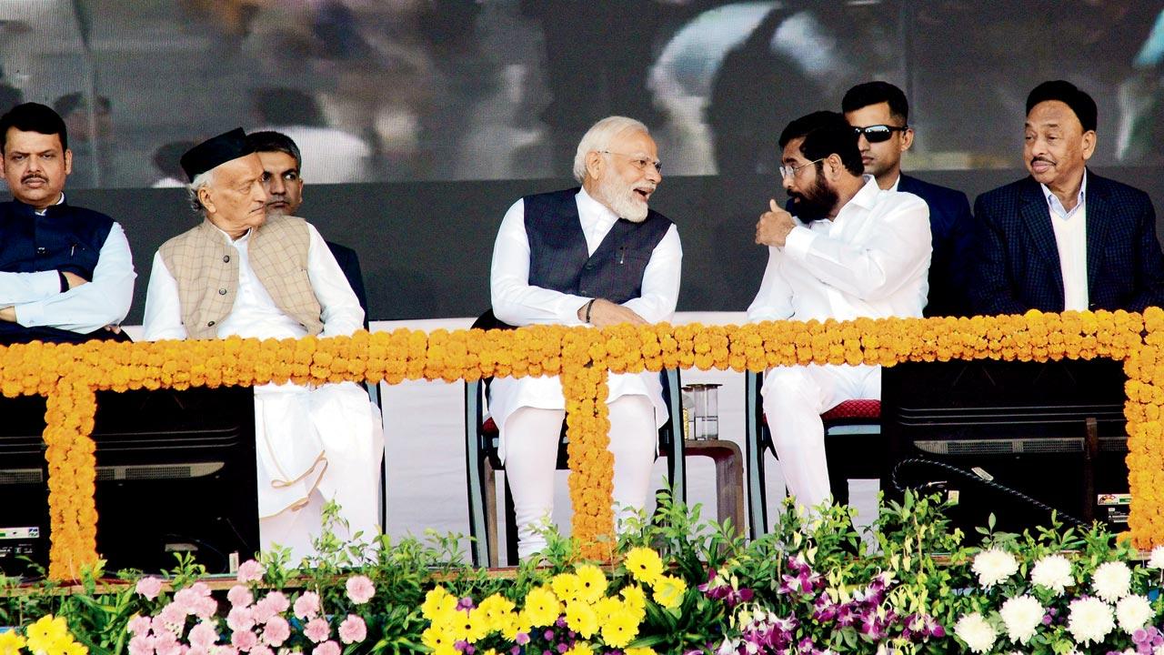PM Narendra Modi (2nd right) talks to CM Eknath Shinde (right) in the presence of Deputy CM Devendra Fadnavis (left) and Governor B S Koshyari (2nd left), during the event at BKC, on January 19. Pic/Sayyed Sameer Abedi