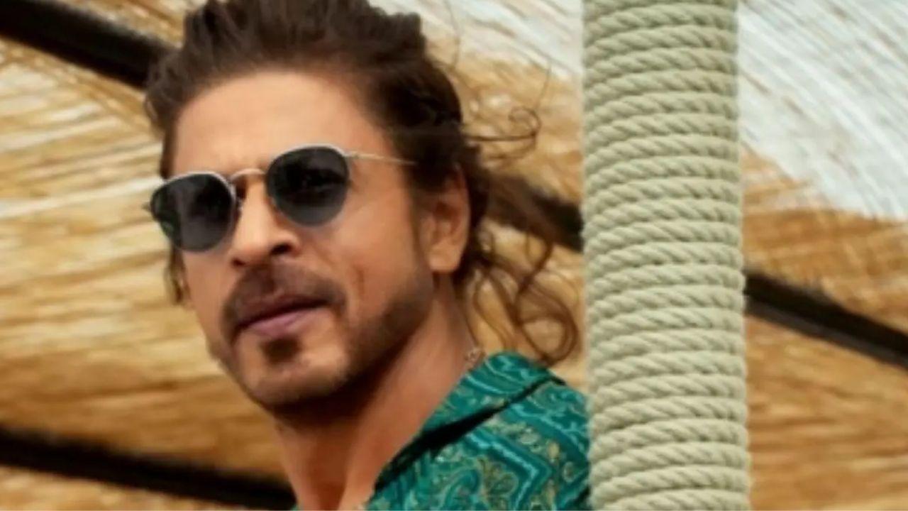Shah Rukh Khan gives hilarious reply to fan waiting outside ‘Mannat’. Full Story Read Here