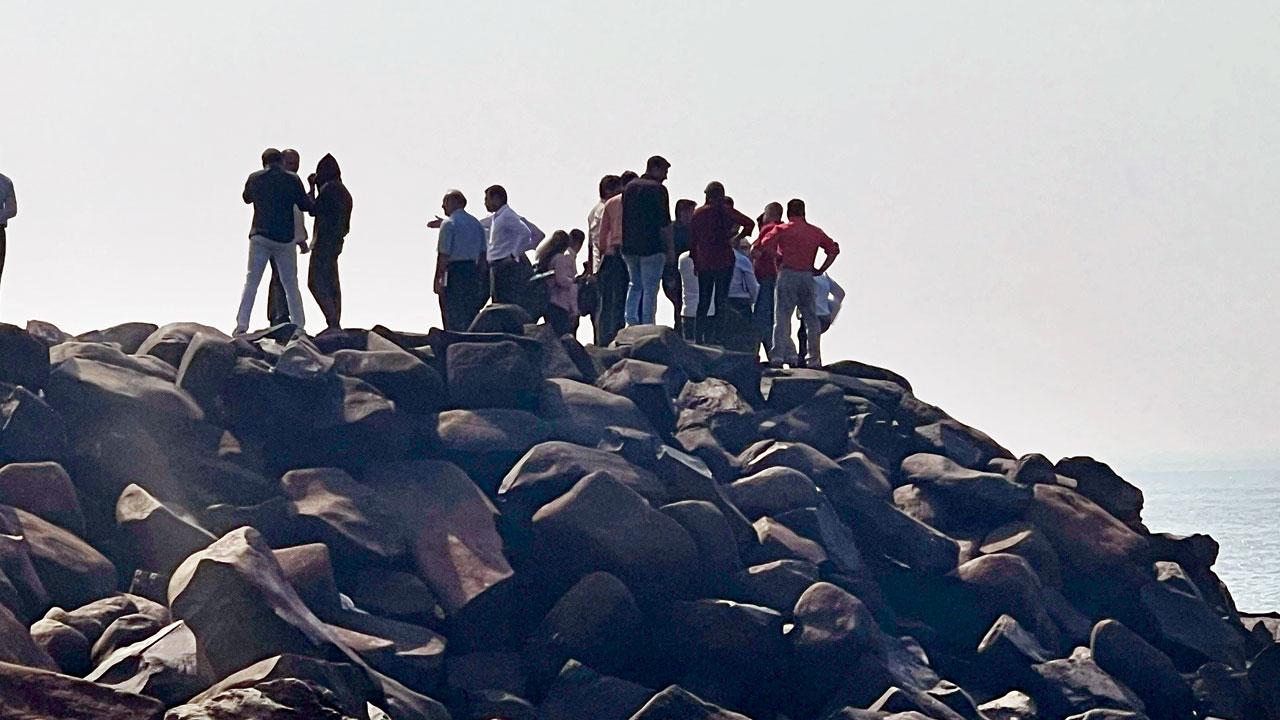 Crime Branch team and forensic experts with Mithu Singh at Bandstand where he took a photo with Sane