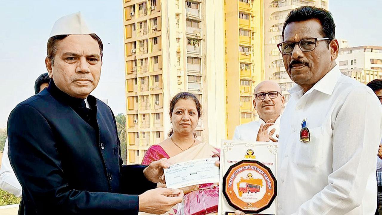 MSRTC MD and VC Shekhar Channe presents a cheque and honour medal to bus driver Shivsharnappa Choudhary