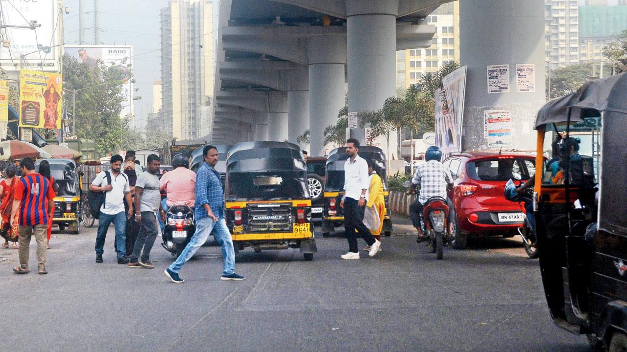 A shared auto rickshaw stand near DN Nagar station. Pic/Sayyed Sameer Abedi