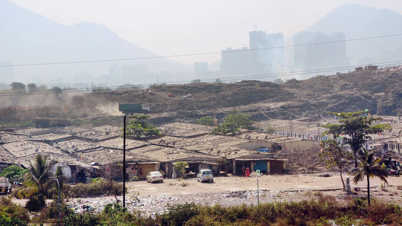 Residents have to bear the foul stench from and face health issues due to the dumping ground at Diva. Pic/Satej Shinde