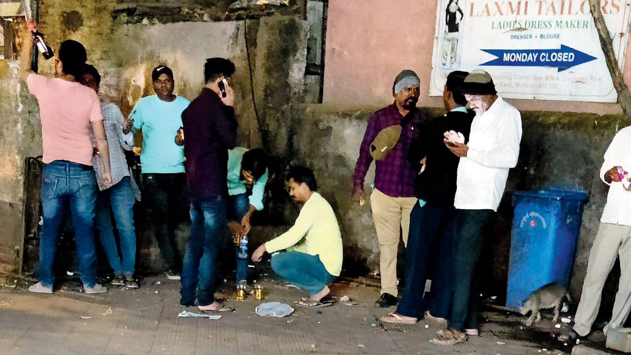 People drink liquor openly near the collector’s office at Kala Nagar in Bandra East on Sunday. Pics/Nimesh Dave