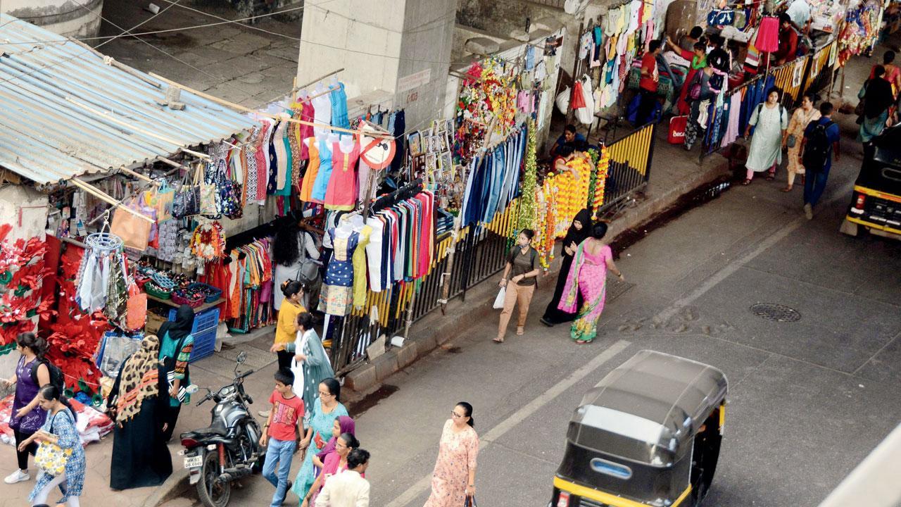 Mumbai: Hawkers take over footpath guardrails meant for citizens