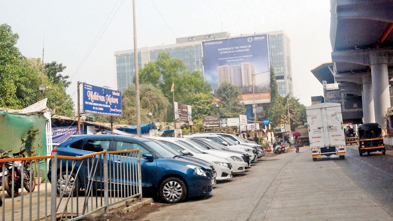 Four-wheelers parked on the road near a Metro station. Pic/Sayyed Sameer Abedi