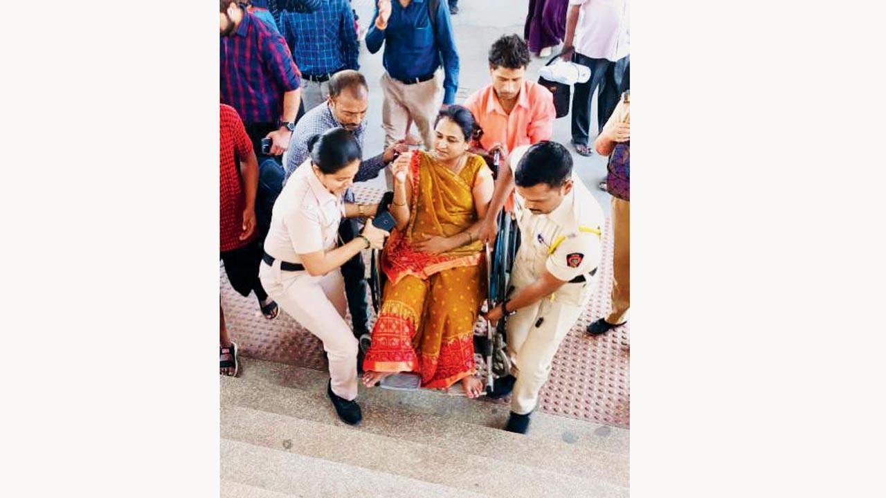 Mumbai: GRP personnel rush to help pregnant woman at Bandra