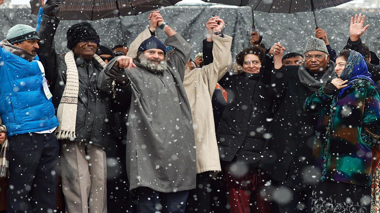 IN PHOTOS: After Bharat Jodo Yatra ends, Gandhis have a playful time in Srinagar