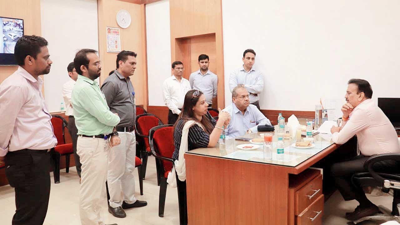 Medical minister Girish Mahajan pulls up contractor for JJ hostel work