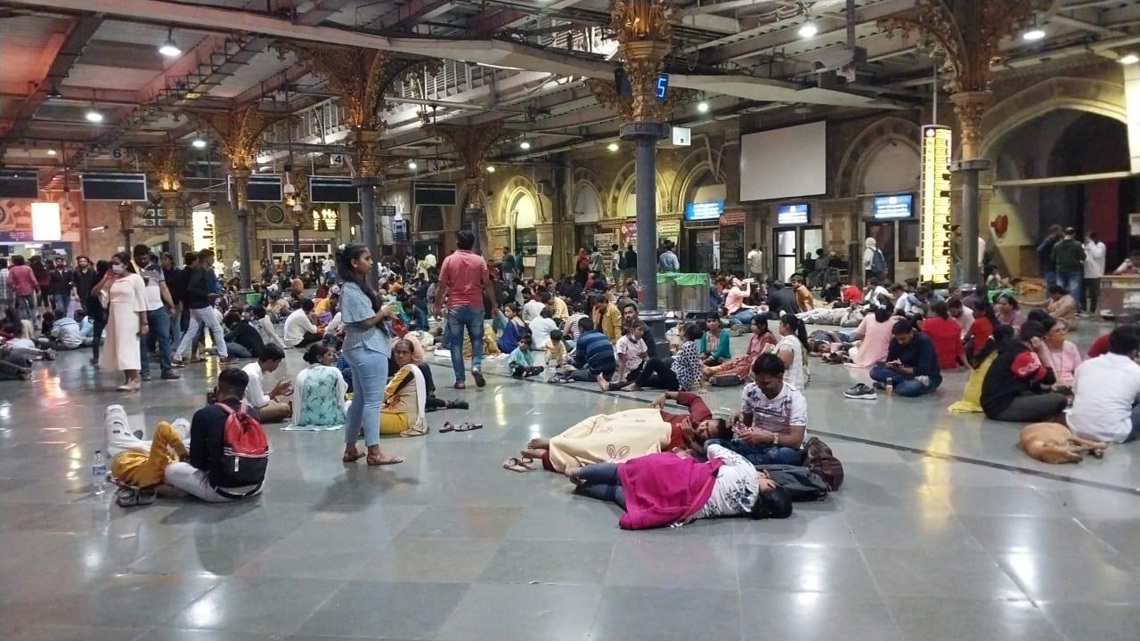 As the New Year's Eve celebration comes to an end, people wait for the first local train to go back home on Sunday morning at CSMT railway station. Pic/Ashish Raje