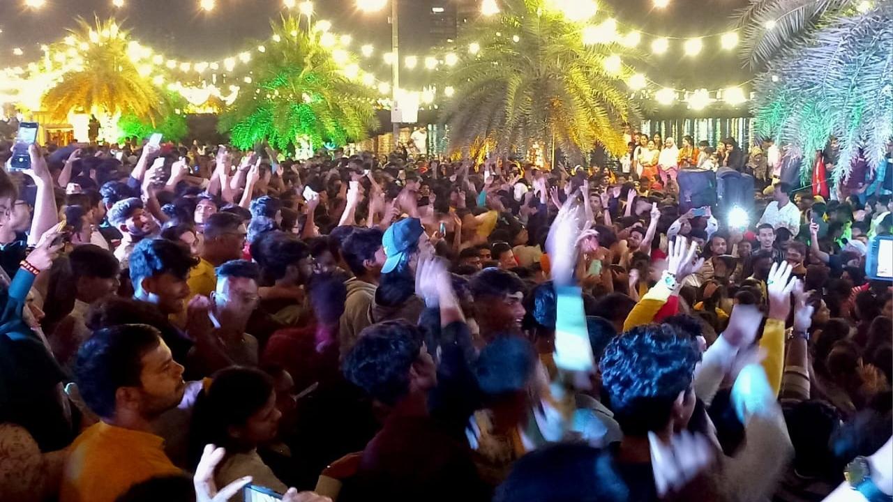 A huge crowd gathered at Bandra's Bandstand to celebrate New Year 2023 in Mumbai on Saturday night. People celebrated the arrival of the New Year with bright lights, music and dance. Pic/Sameer Abedi
