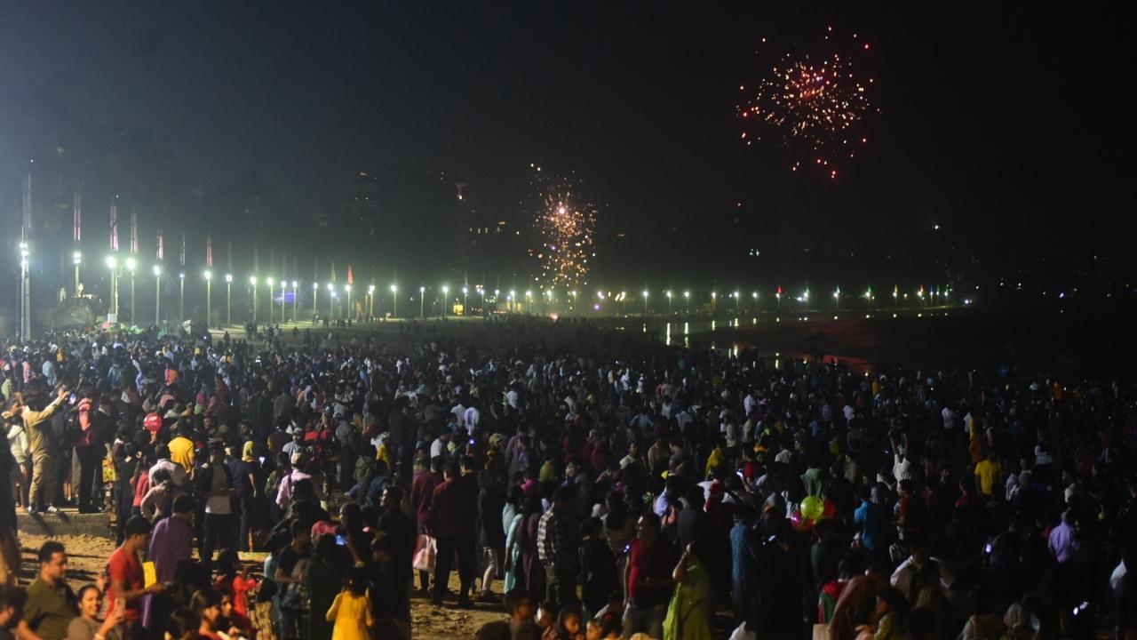 A huge crowd celebrating New Year on Saturday night at Juhu beach in Mumbai. Pic/Shadab Khan